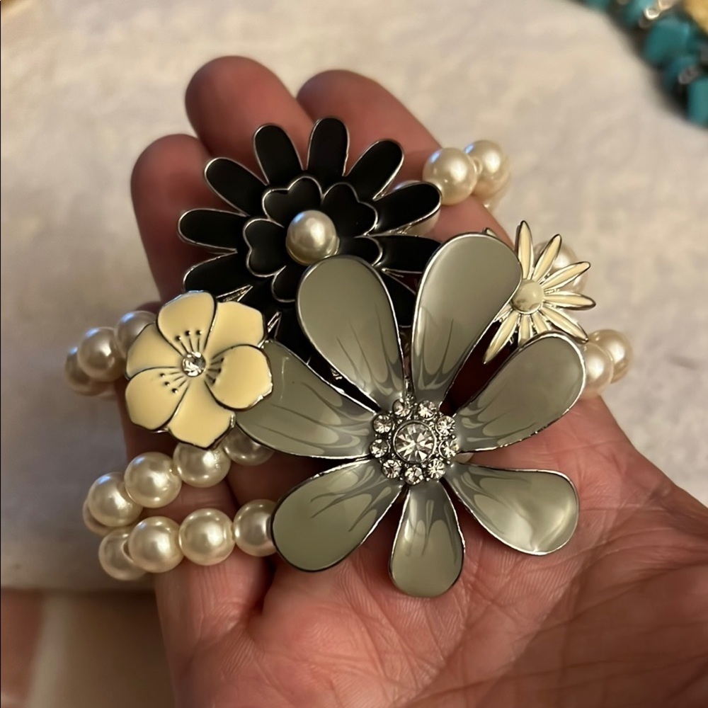 Floral Statement Necklace & Bracelet Set – Black, White & Pearl Beads
